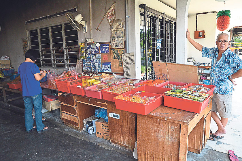 Seng Kee Heong Peah is a home-based business; you need to literally walk into their house compound and select your purchases from the array of locally-made and outstation-sourced biscuits
