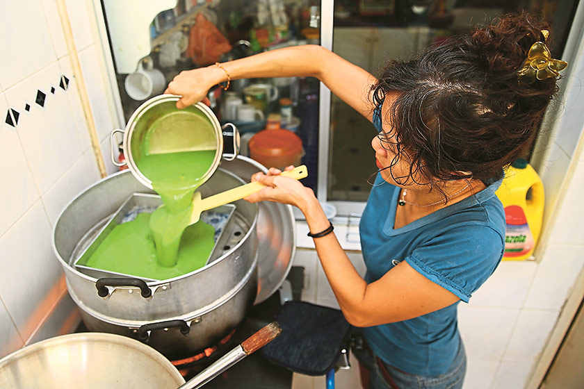 Pandan egg custard is added to the glutinous rice layer and steamed over a rapid fire. For a smooth surface, the lid of the steamer must be opened every 7 minutes.
