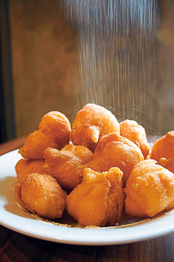 Just before it’s served, the Amaze K Cafe’s golden brown sa yung is dusted with fine sugar.