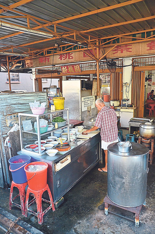 Look for the old uncle manning the yam rice stall in Sun Tho Yuen should you fail to locate the restaurant that comes without an English signboard in the midst of Sungai Way New Village