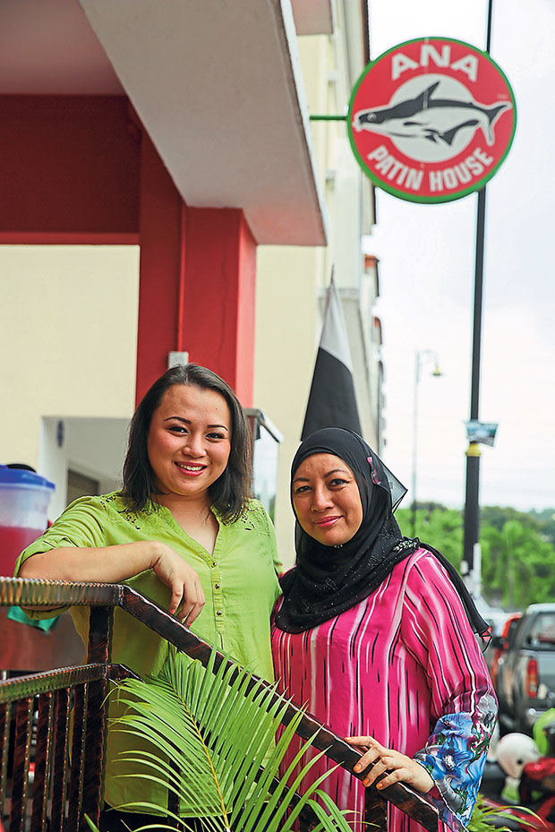 Ana Patin House’s Puteri Nor Azureen with her mother, Datin Rohana Ismail.
