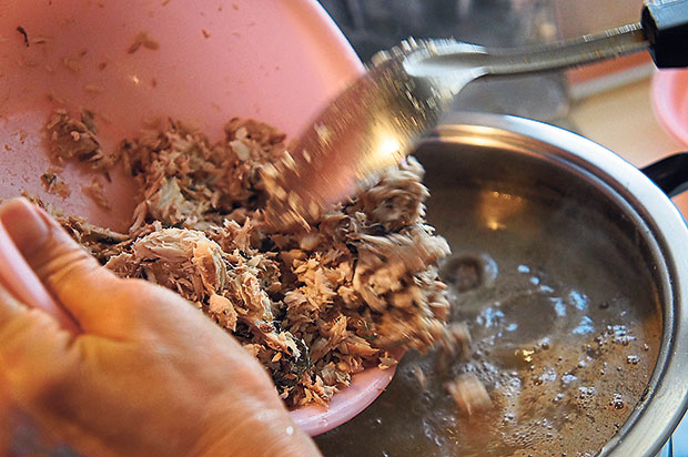 The more fish, the better the broth tastes.