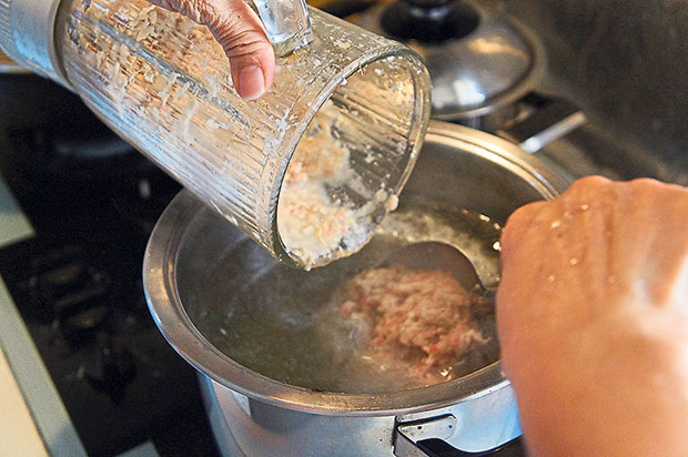 A blended paste of lemongrass, bunga kantan and onions is added into the broth for flavour.