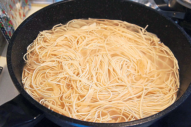Teochew noodles have a similar taste to spaghetti and it is slightly saltier.