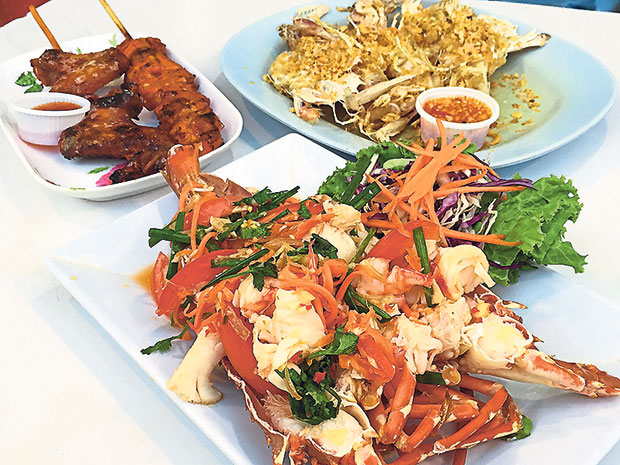Enjoy a seafood meal of lobsters, mantis prawn and grilled chicken at the night market in front of Banzaan Market.