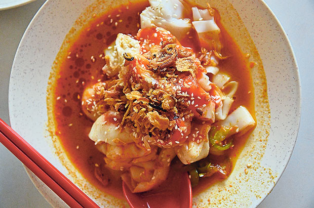 For more flavours, try a plate of chee cheong fun with curry and a mix of chilli and sweet sauces.