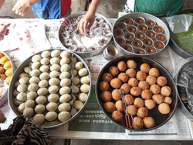Soong Seng is extremely busy the moment it opens as the crowd rushes in to pick their snacks.
