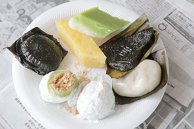 Pick a selection of kuih from the stall next to the fruits stall like their Hakka savoury kuih or lor mai chee.
