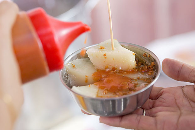 The texture of the rice bowl cakes are perfect with a slight bite and eaten with just chilli sauce and garlic oil.