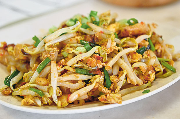 Stir-fried with lots of crunchy Ipoh bean sprouts and spiked with a mild kick of sambal chilli paste, the fried lor bak gou (radish cake) at Chooi Yue Dim Sum was excellent.