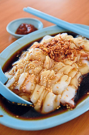 An excellent Hong Kong chee cheong fun in Ipoh is this one at Kafe Sentosa Ria where the combination of silky smooth rice noodles rolls stuffed with char siew and shrimps is always a winner in my book.
