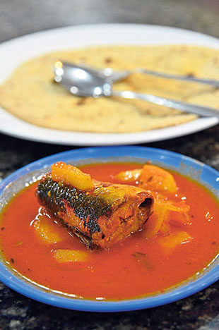 The fluffy and soft capati with sardine curry at Kafe New Weng Fatt is definitely one of the better ones in town based on my humble opinion.