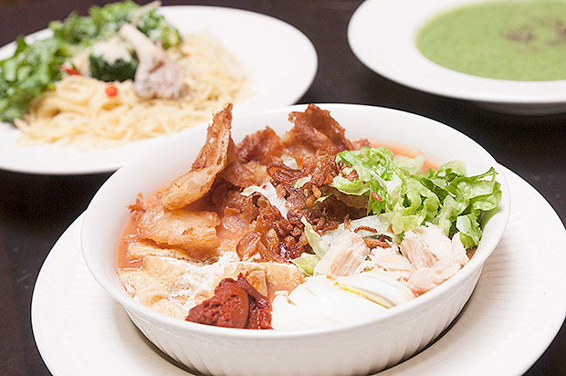 The jawa mee is overflowing with ingredients in a thick sweet potato gravy.