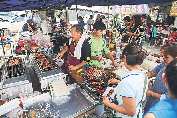 Every Sunday, Thais and locals flock to this stall outside Restaurant Gasing to get their Thai specialties and ingredients.