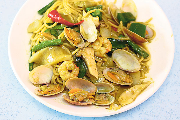 Green curry spaghetti is filled with fresh seafood, mushrooms and vegetables.