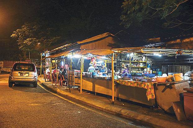 More of a neighbourhood secret, Meng Kee Restaurant has no signboard but draws diners with their dai chow fare and Thai specialties.