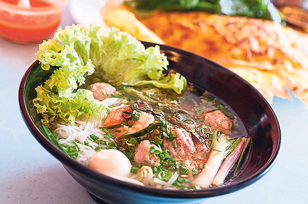 The clear soup vermicelli noodle with shrimps, pork, beansprouts and a lot of vegetables at Ye Wei.