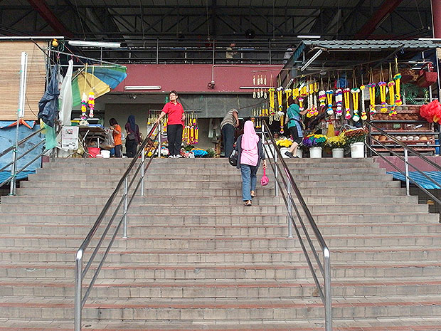 The entrance to the Seri Setia wet market and food court.