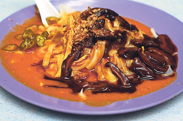 Chee cheong fun is paired with a mildly spicy curry and mushroom sauce.