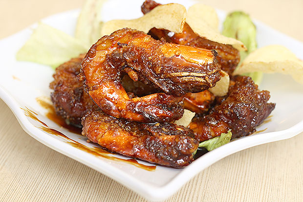A popular item is the honey prawns served with potato crisps.