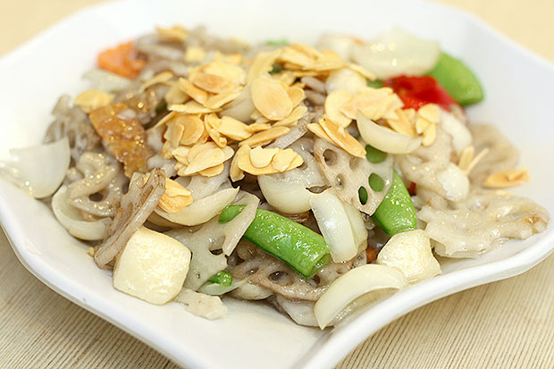 Crunchy and well balanced flavours of sliced lotus root with fresh lily bulbs, toasted almond flakes and vegetables.