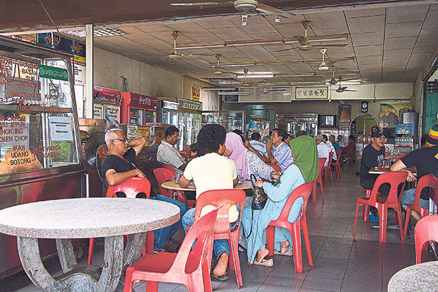 While Restoran Ming Huat in Ujong Pasir is Chinese-owned, it has a steady stream of Malay customers as it serves halal food