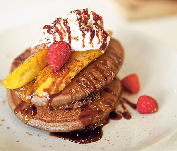 Their famous Choc-Maca pancakes is a must-order with its delicious caramelised bananas, honey ricotta and fresh berries topping.