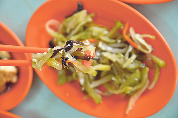 Bringing back memories of grandma’s trademark stir fried spicy pickled mustard greens with sliced pork, this dish of char choy with shredded wood ear fungus is simple yet delicious.