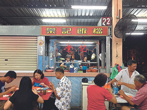 Thong Kee only opens for dinner and is popular among families as they offer a wide range of dishes.