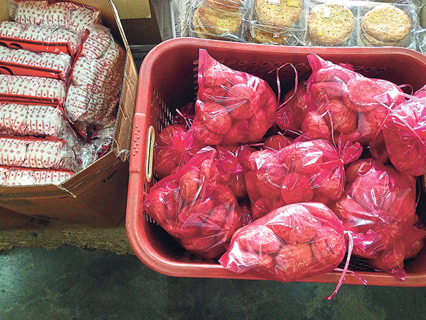 Choose between individually-packed (left) and loose pieces of heong peah.
