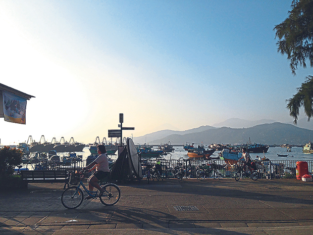 As only small motorised vehicles are allowed on Cheung Chau, most people get around on bicycles