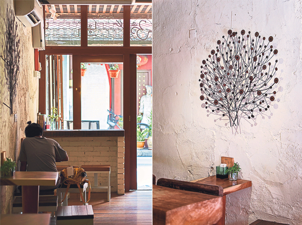 The laidback ambience of The Coffee Jar along Lorong Hang Jebat, Malacca (left). Cosy seats next to the almost-bare (but for a whimsical tree decoration) wall (right)