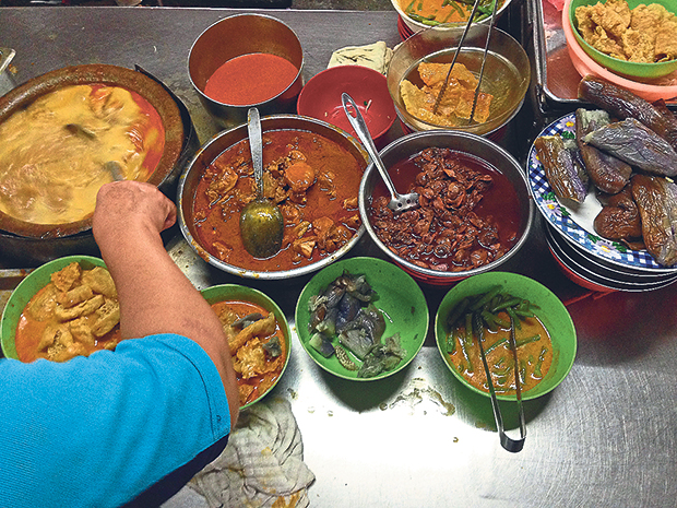 The curry noodles stall at Madras Lane is particularly popular among the breakfast crowd