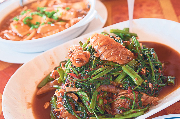 You can also order side dishes such as stir-fried vegetables with cuttlefish and tofu