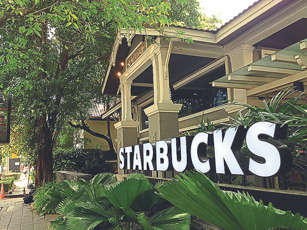 Starbucks Langsuan looks like an upscale traditional Thai home