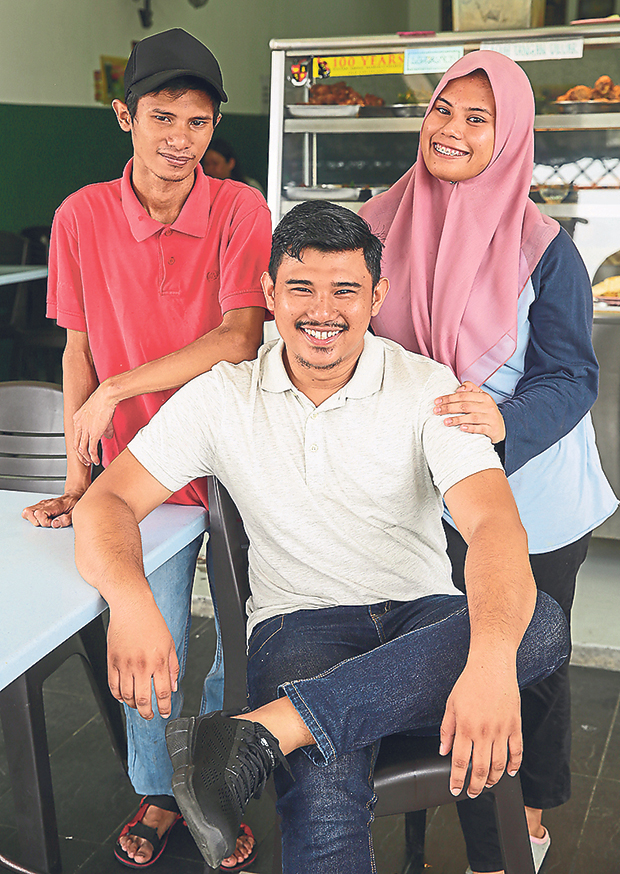 The siblings behind Nasi Lan Kedah in Shah Alam (from left to right): Muhammad Faiz, Mohd Firdaus and Nur Farahin