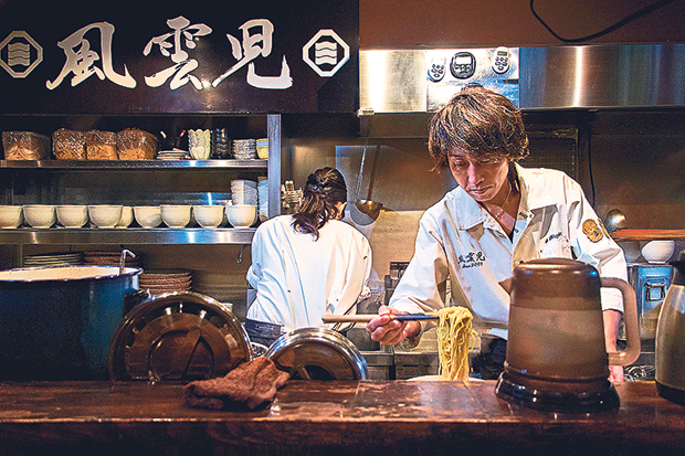 Loosening the strands of noodles before serving