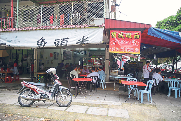 Foon Xiang is located at this busy corner restaurant that also serves all kinds of food like chicken rice, pork noodles and wantan mee