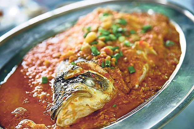 Foon Xiang’s most popular steam fish head style is cheong cheng that uses soy bean paste and fried lard fritters