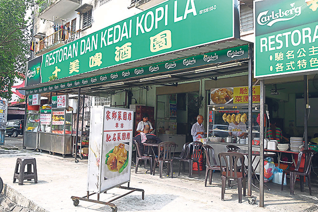 Business for the chicken rice stall at Restoran dan Kedai Kopi La starts as early as 9am