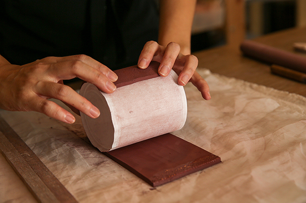 To make the cups and mugs, the clay must be rolled before it dries up