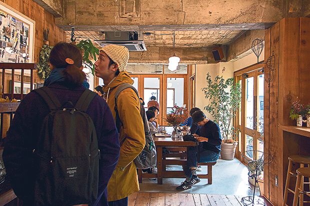 Paddlers Coffee has a log cabin ambience with plenty of blonde wood and retro bric-à-brac