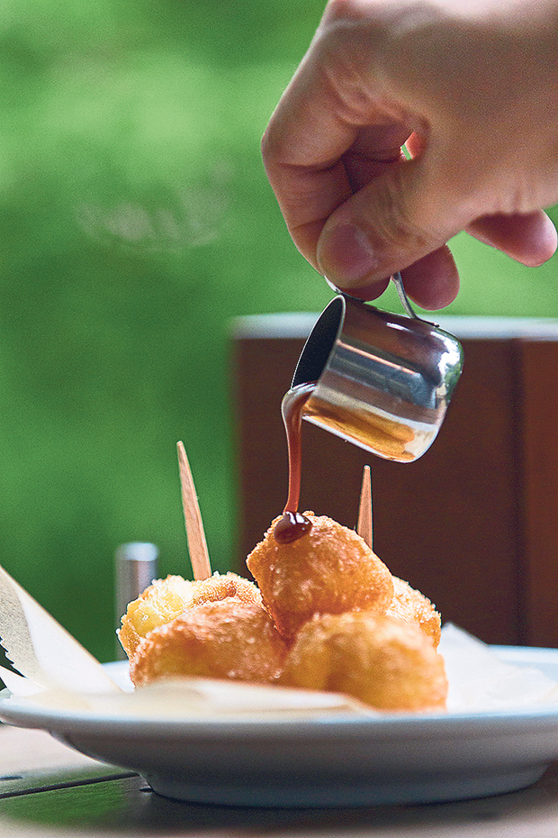 Pour some sinfully rich caramel sauce over your beignets at Blue Bottle Coffee Aoyama
