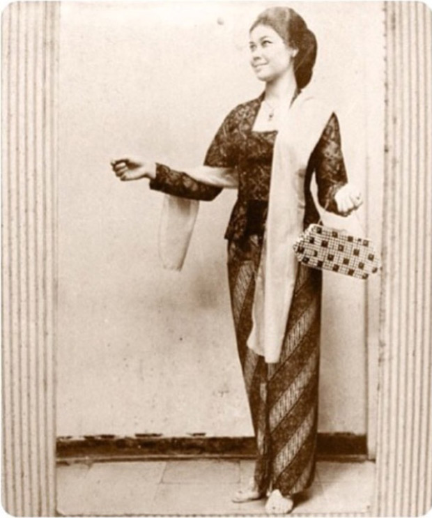 Noorul-Hudaa Abdul- Rahman was inspired by this black-and-white photo of her Indonesian mother Siti Maemunah Kamal Warso in a kain kipas.