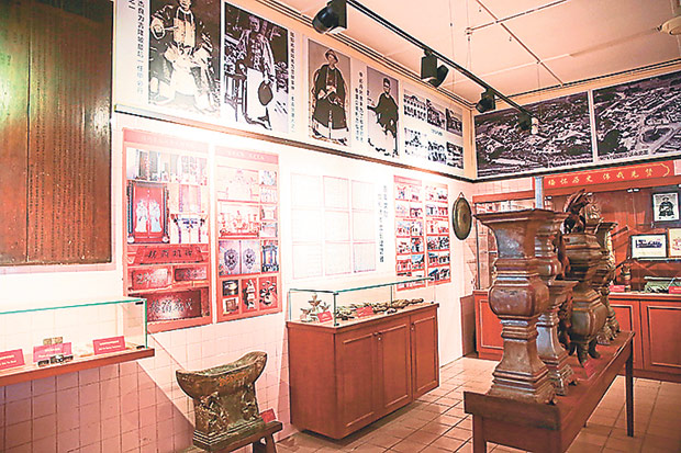 History buffs can trace the origins of this temple to Kapitan Yap Ah Loy and the popular Sin Sze Si Ya temple in KL.