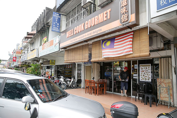 Located in Subang Jaya, you can spot the signboard of Restaurant Well Cook Gourmet from the road it fronts.