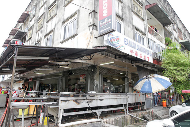 The coffee shop that the fried chee cheong fun stall is located in is a popular neighbourhood hangout.