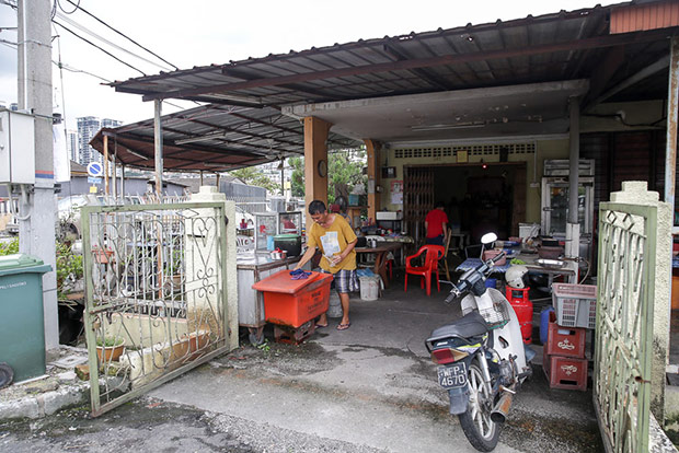 There’s no signboard but everyone in the neighbourhood know of this stall’s existence.