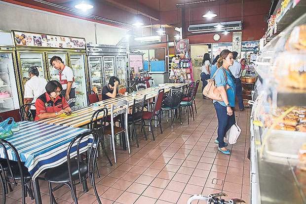 Long tables are placed in the centre of the bakery for dine-in customers.
