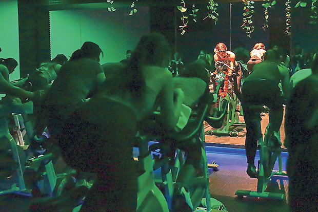 The LED lights change colour, depending on the instructors’ routine and decision.